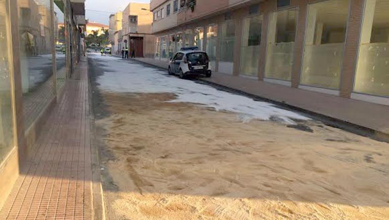 La calle Alhama cortada varias horas por el derramamiento de combustible de un camin averiado